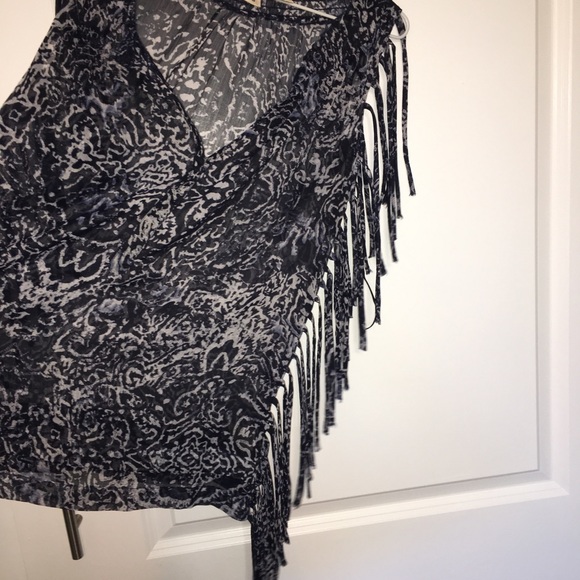 DKNY Jeans Women’s sleeveless sheer Mob Wife fringed top. Size small. EUC - Picture 9 of 10